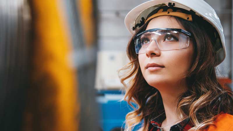Al mando desde la línea de producción: Mujeres que transforman los centros de datos Image